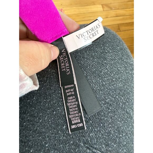 NWT Victoria’s Secret bomb she’ll push-up bra in magenta - Picture 6 of 7